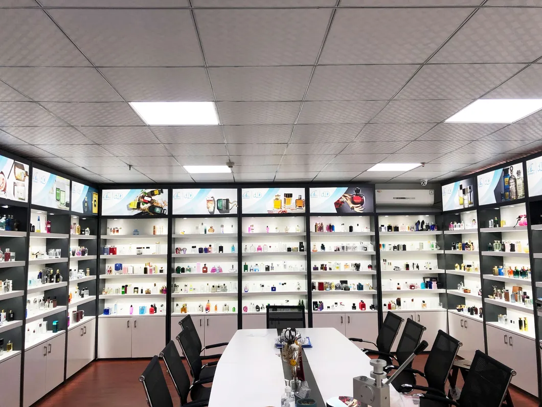 Flat Square Shape Round Perfume Cap China Luxury Black Perfume Bottle