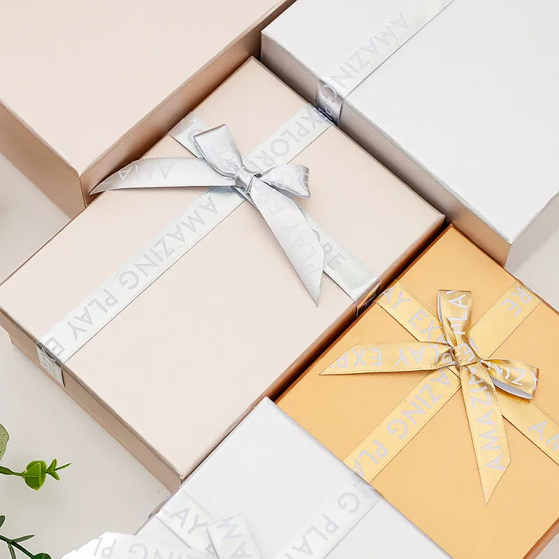 Wholsale Customized Logo Ivory Paper 350g with Matte Laminate Ribbon Hand Bag Gift Box Set